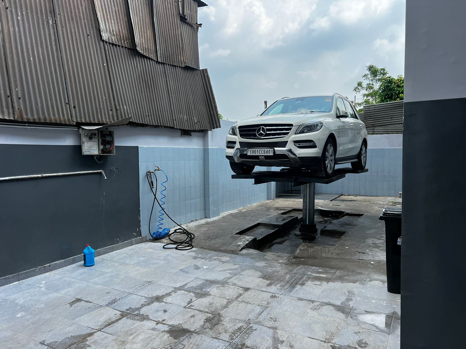 Washing cleaning interior & exterior detailing
